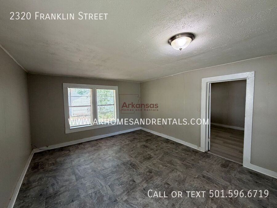 2320 Franklin St - Photo 3 of 10