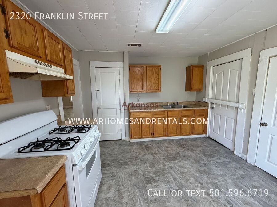 2320 Franklin St - Photo 4 of 10