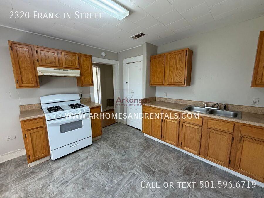 2320 Franklin St - Photo 5 of 10