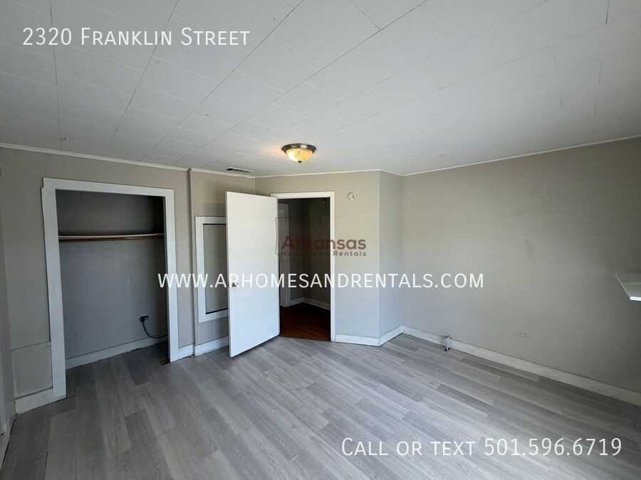 2320 Franklin St - Photo 7 of 10