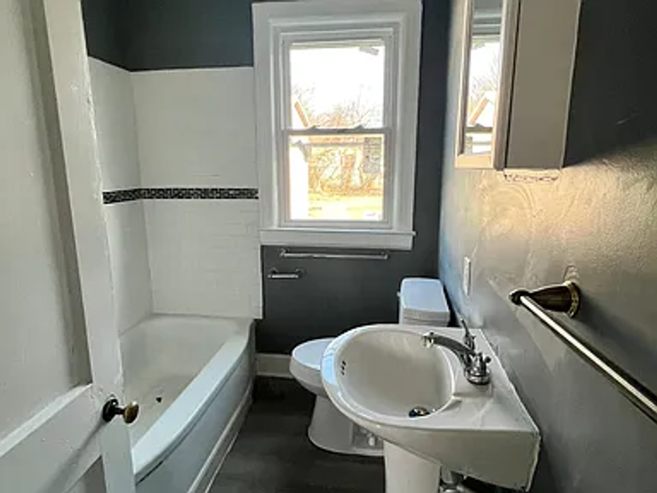 811 Shelby Ave - Photo 5 of 12
