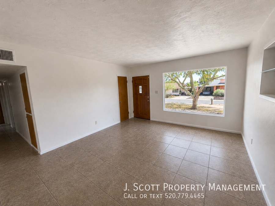 924 W Mercer Ln - Photo 4 of 19