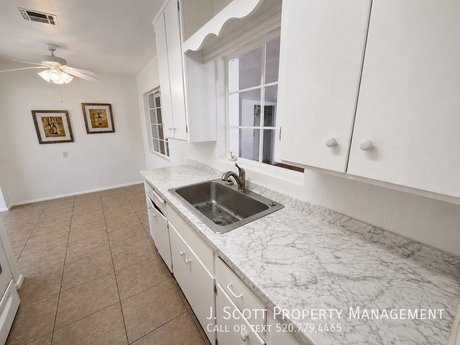 924 W Mercer Ln - Photo 6 of 19