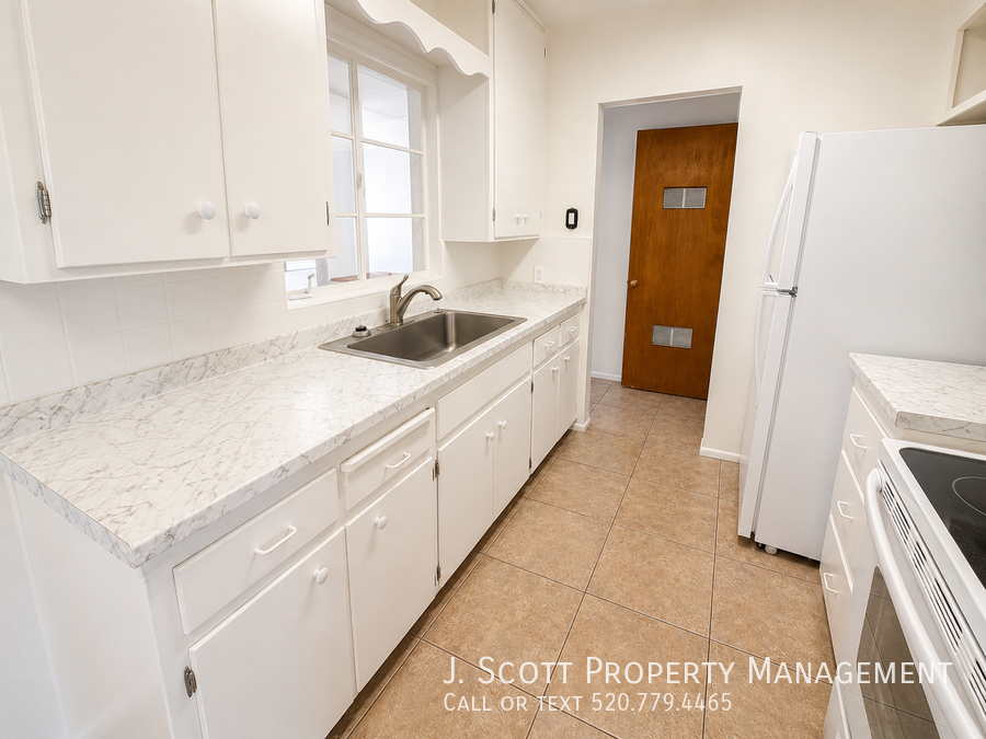 924 W Mercer Ln - Photo 7 of 19