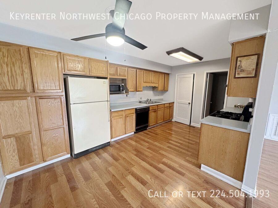 1315 Kingsbury Dr #C - Photo 3 of 12