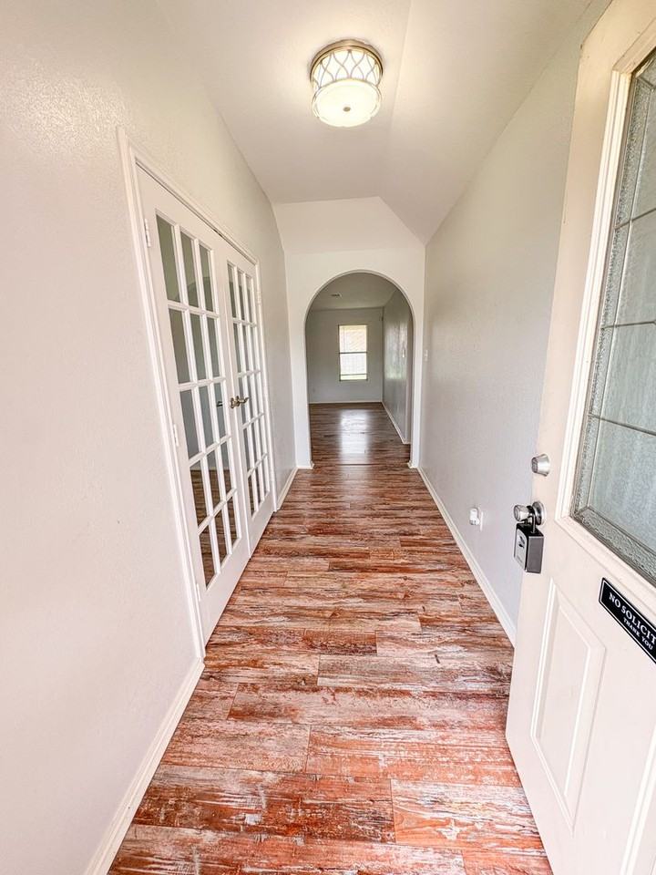 308 Curtis Dr - Photo 2 of 26
