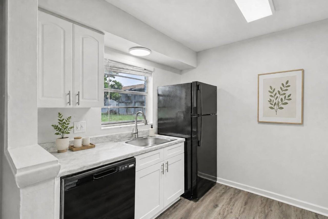Roselea Manor Apartments - Photo 4 of 16