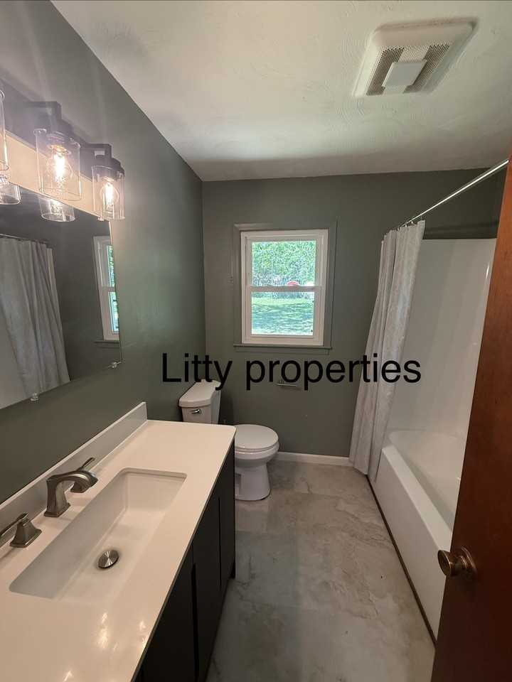 623 E 4th St #1 - Photo 5 of 9