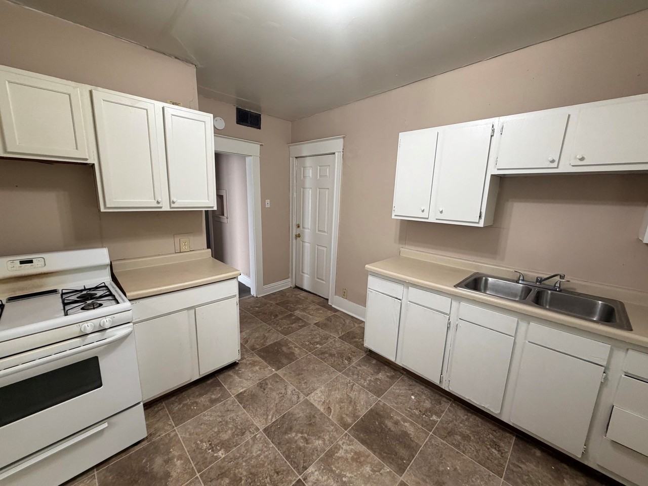 107 E Davis St Apt 2 - Photo 2 of 11