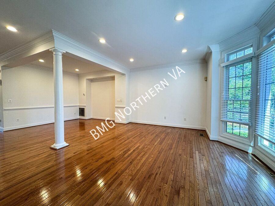 3091 Mckinnon Way - Photo 3 of 37