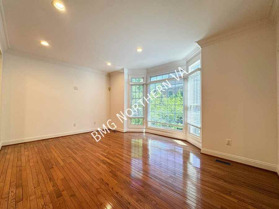 3091 Mckinnon Way - Photo 4 of 37