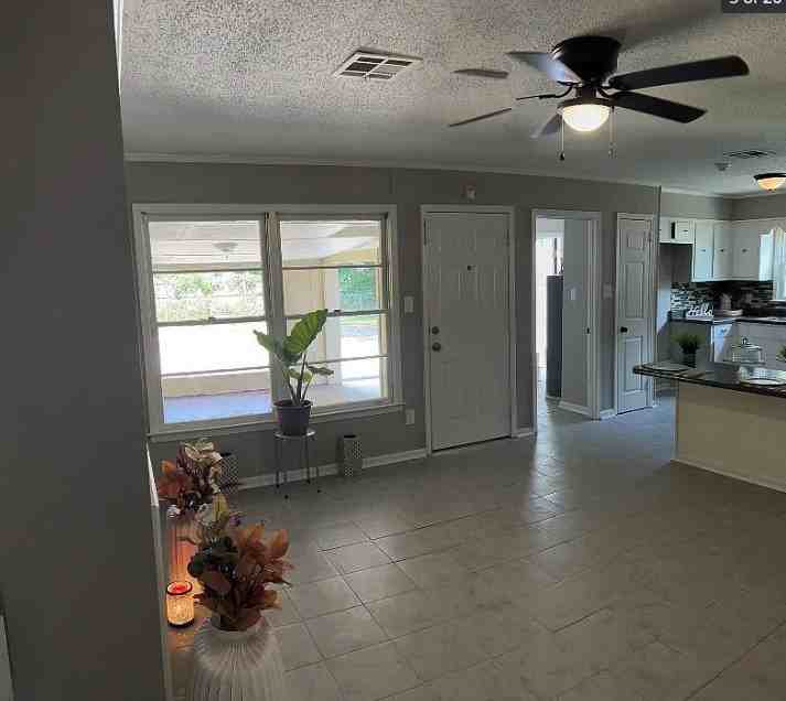 4751 Queensbury Ct - Photo 7 of 9
