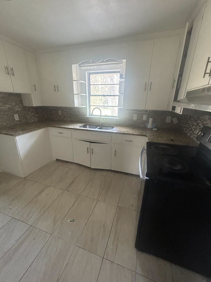 1388 Adrian Ln - Photo 4 of 14
