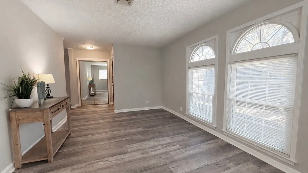 341 N Burbank Dr - Photo 4 of 19