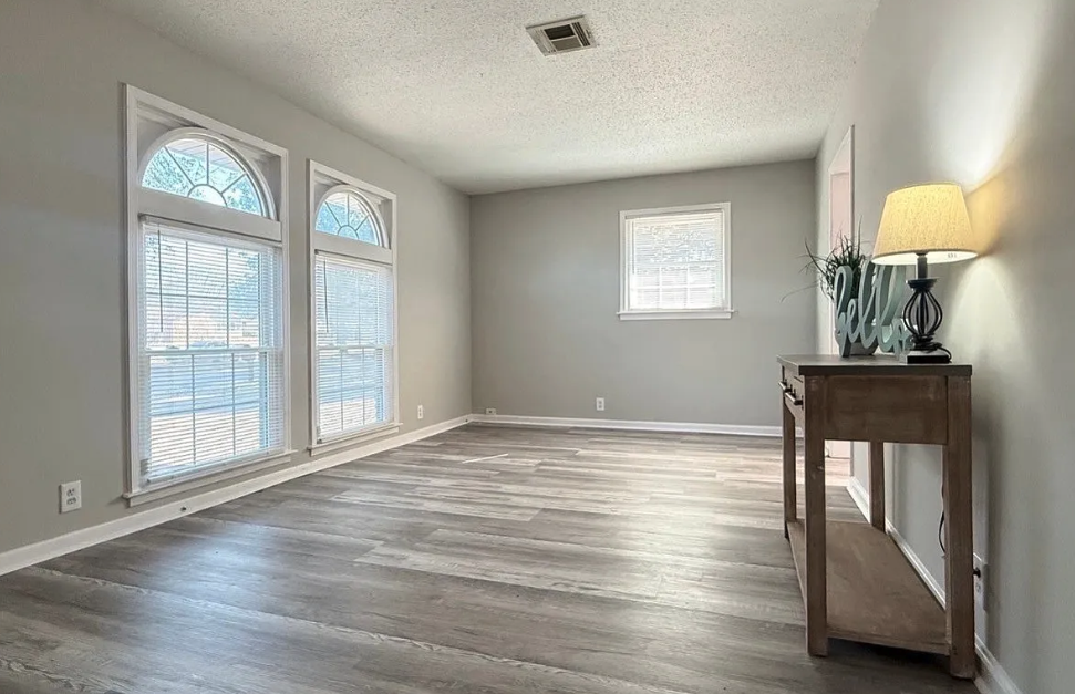 341 N Burbank Dr - Photo 5 of 19