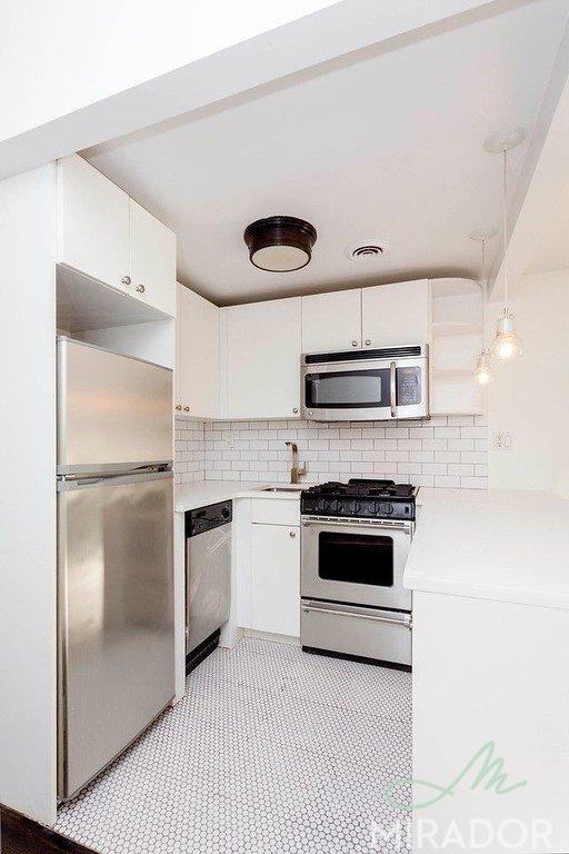 255 W 14th St - Photo 3 of 10
