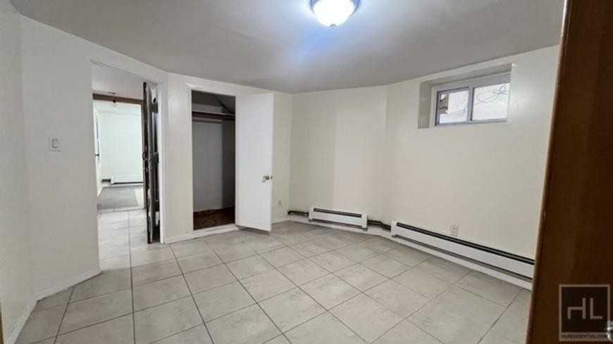 1043 E 14th St - Photo 3 of 10