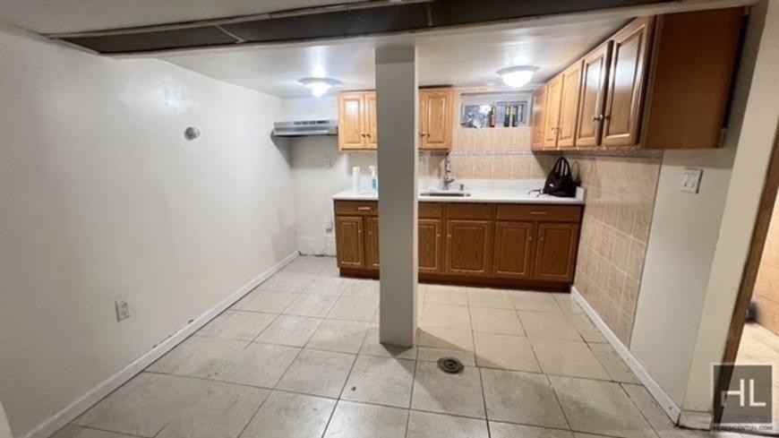 1043 E 14th St - Photo 5 of 10
