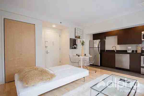 1595 Lexington Ave - Photo 3 of 10