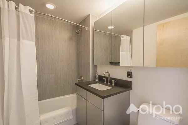 1595 Lexington Ave - Photo 7 of 10