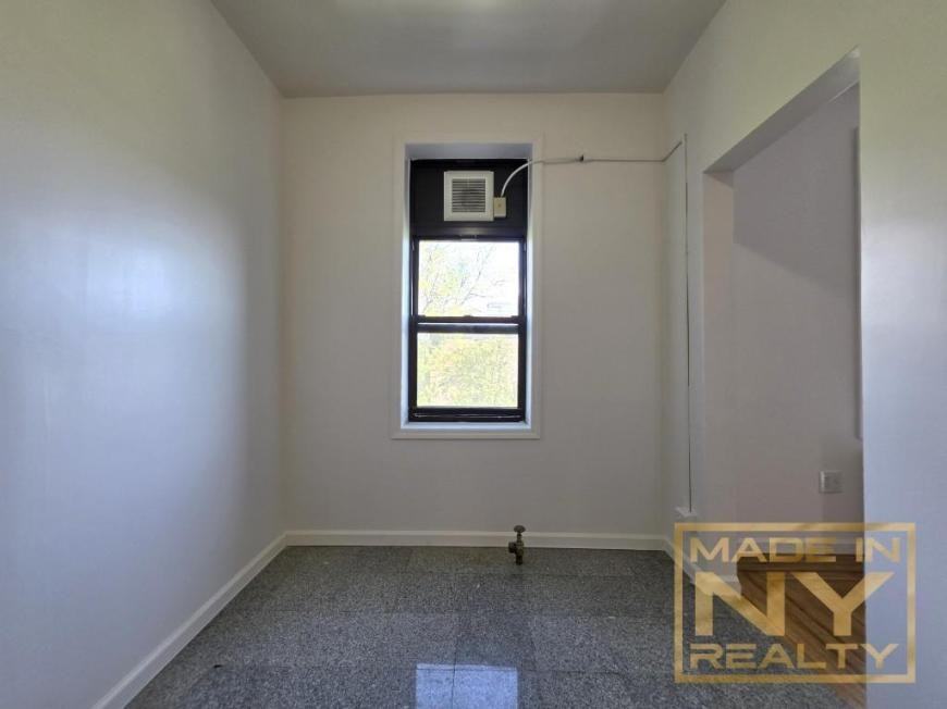 14444 Sanford Ave - Photo 3 of 10