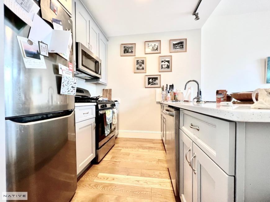 147 Green St - Photo 3 of 10