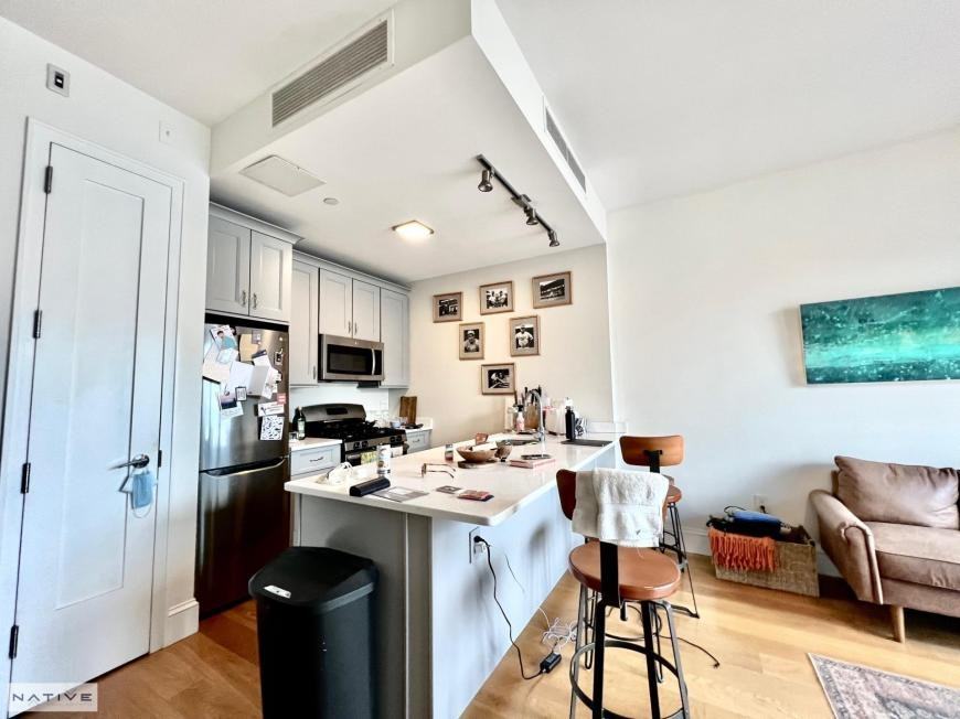 147 Green St - Photo 4 of 10