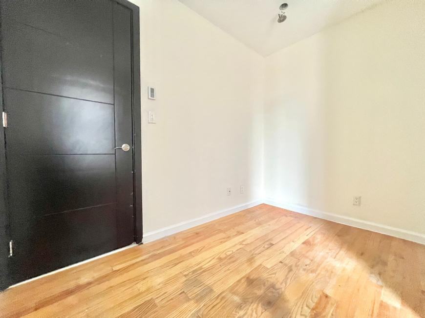 350 Manhattan Ave - Photo 4 of 10