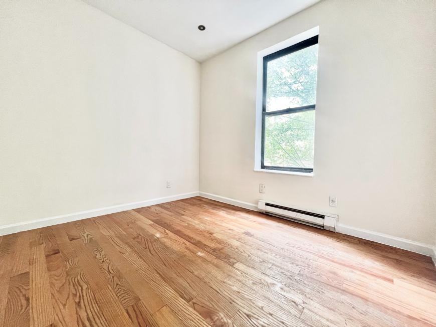 350 Manhattan Ave - Photo 5 of 10