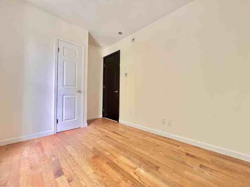 350 Manhattan Ave - Photo 6 of 10