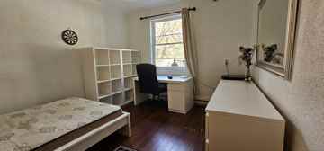 featured image of 5727 Av Northmount