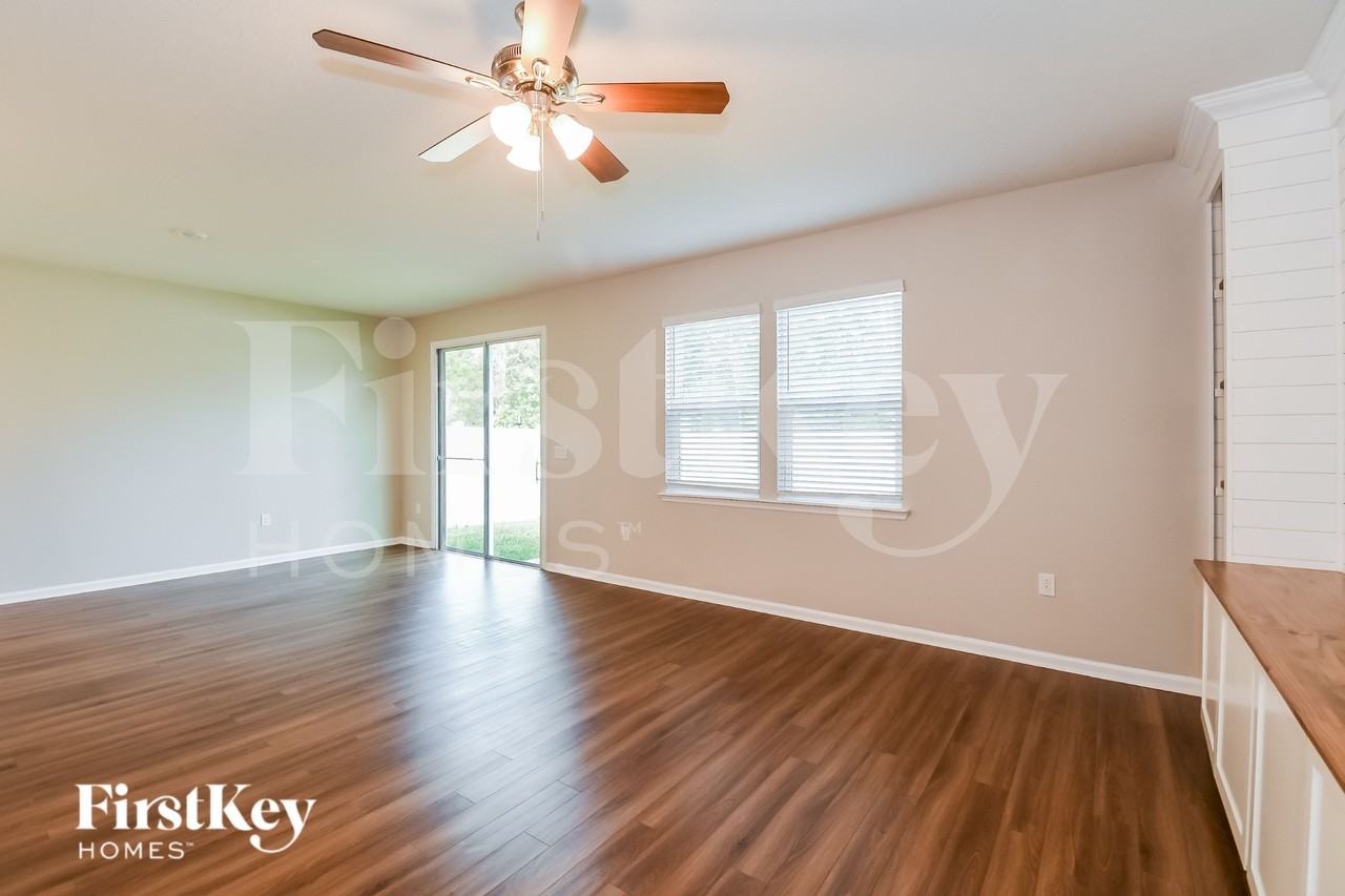 205 Orient Dr - Photo 3 of 15