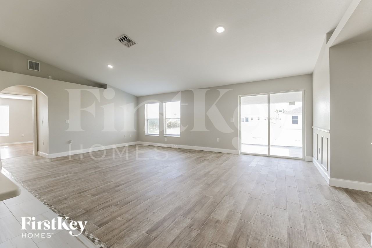 2519 Nw 7th St - Photo 3 of 19