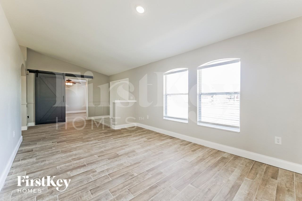 2519 Nw 7th St - Photo 6 of 19