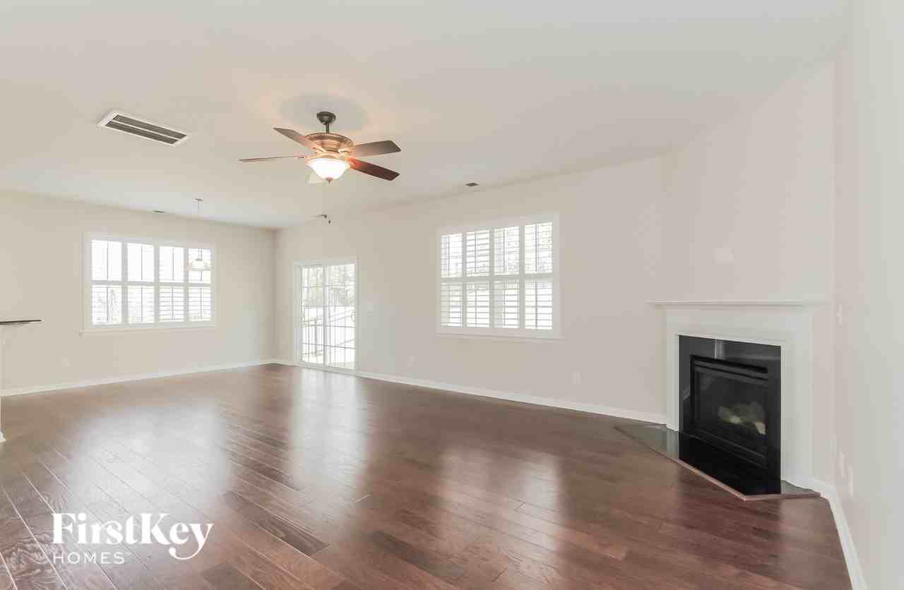1057 Mclaren Dr - Photo 3 of 15