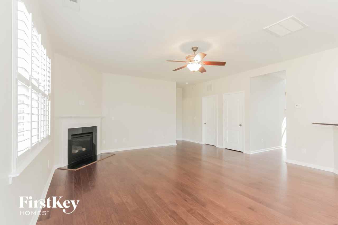 1057 Mclaren Dr - Photo 4 of 15