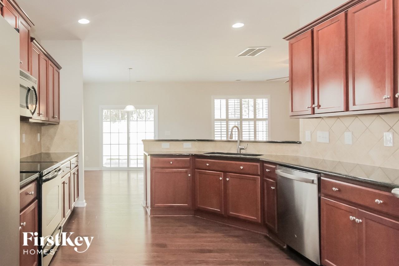 1057 Mclaren Dr - Photo 5 of 15