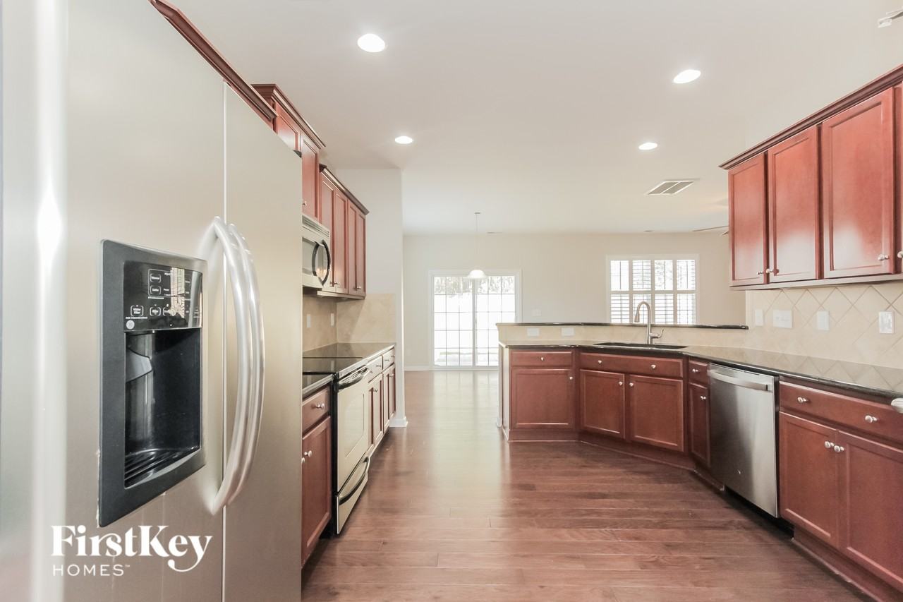 1057 Mclaren Dr - Photo 6 of 15