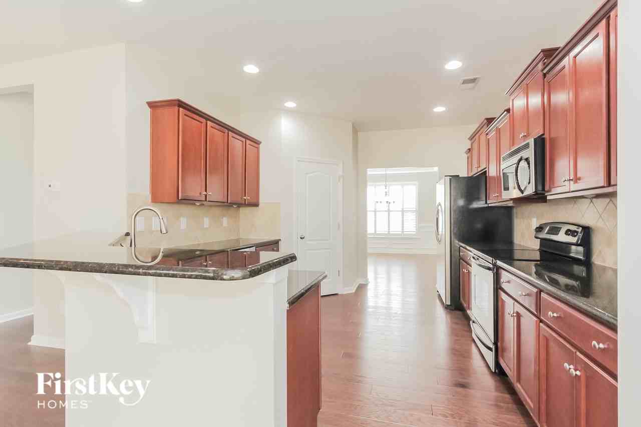 1057 Mclaren Dr - Photo 7 of 15