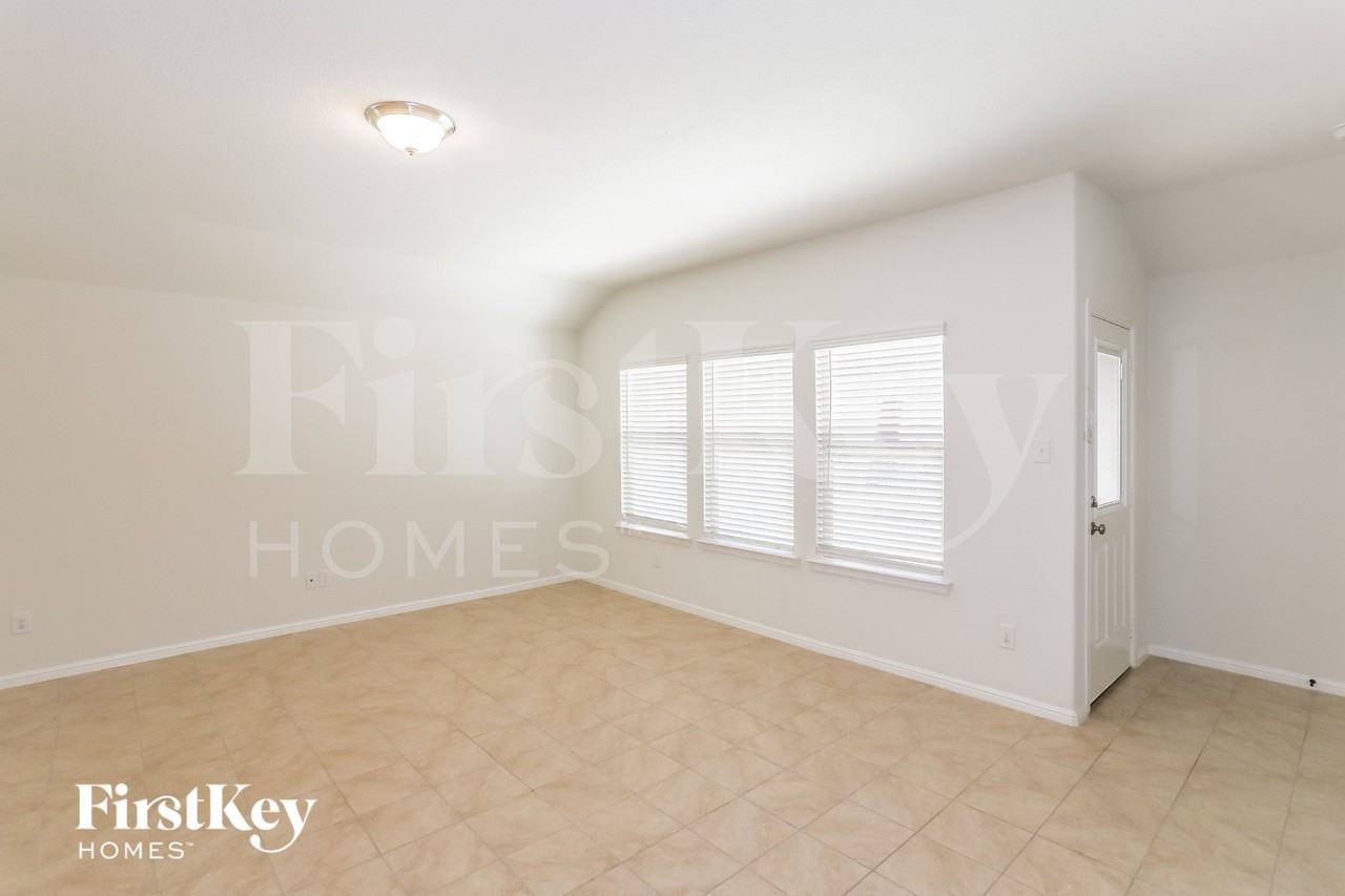 2205 Sadlers Creek Ln - Photo 2 of 16