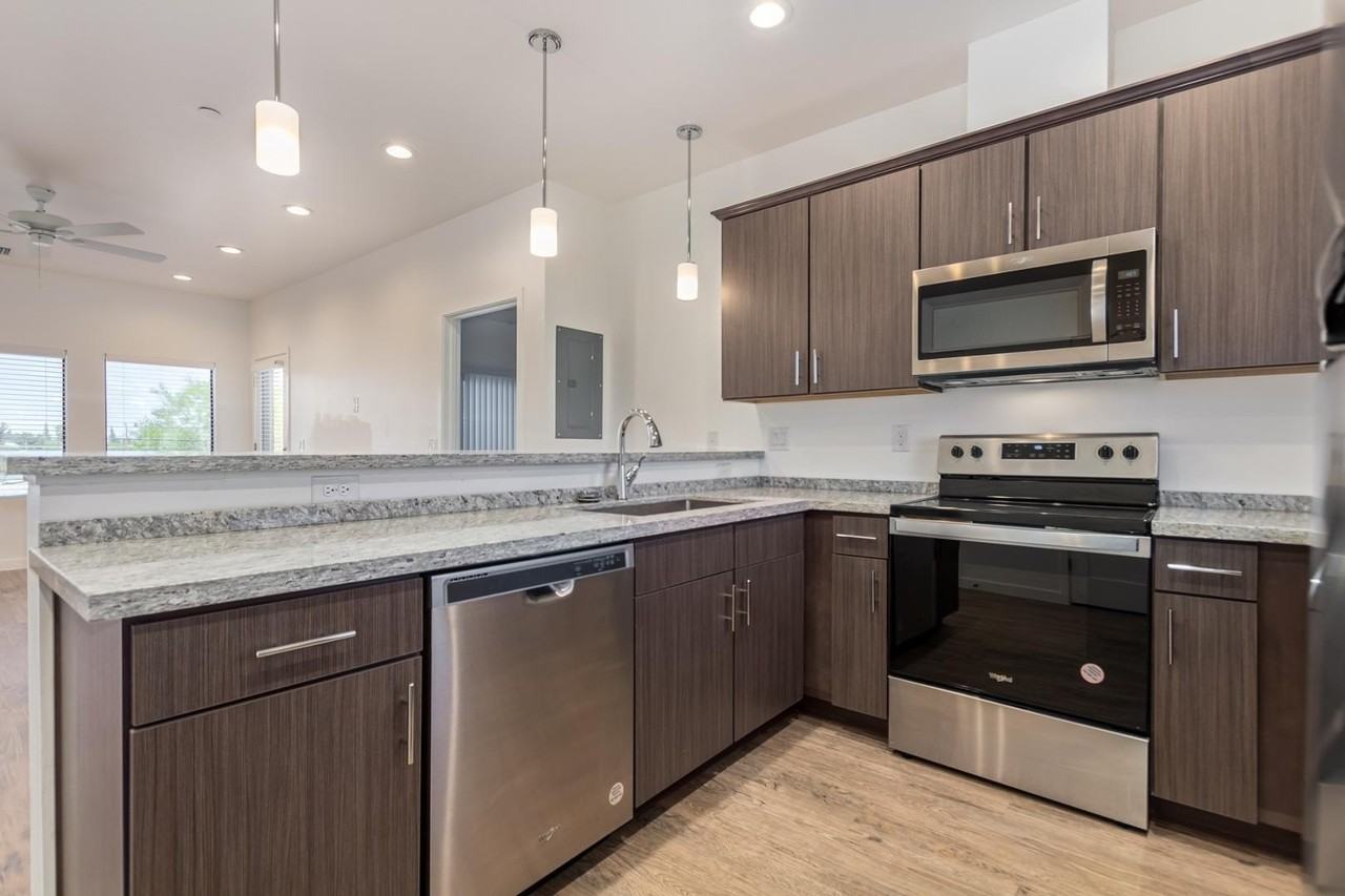2063 E Lemon St #3004 - Photo 6 of 25