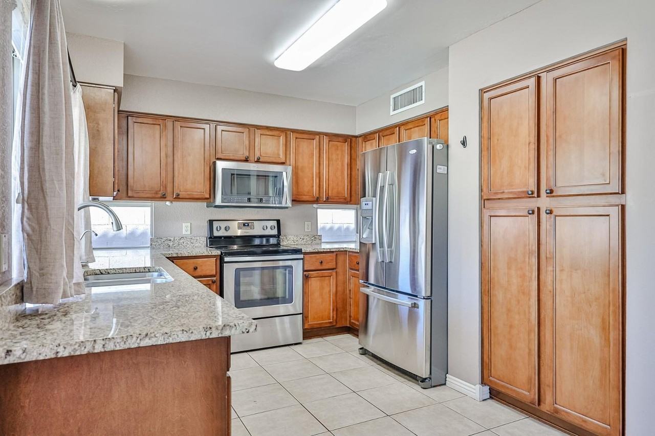 3236 E Hiddenview Dr - Photo 3 of 35