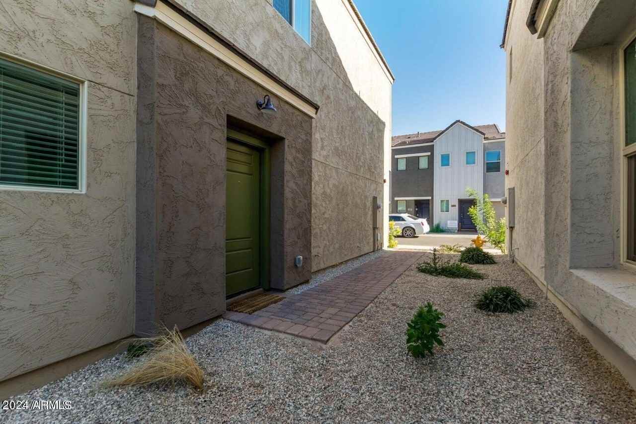 2268 W Laurie Ln - Photo 4 of 38