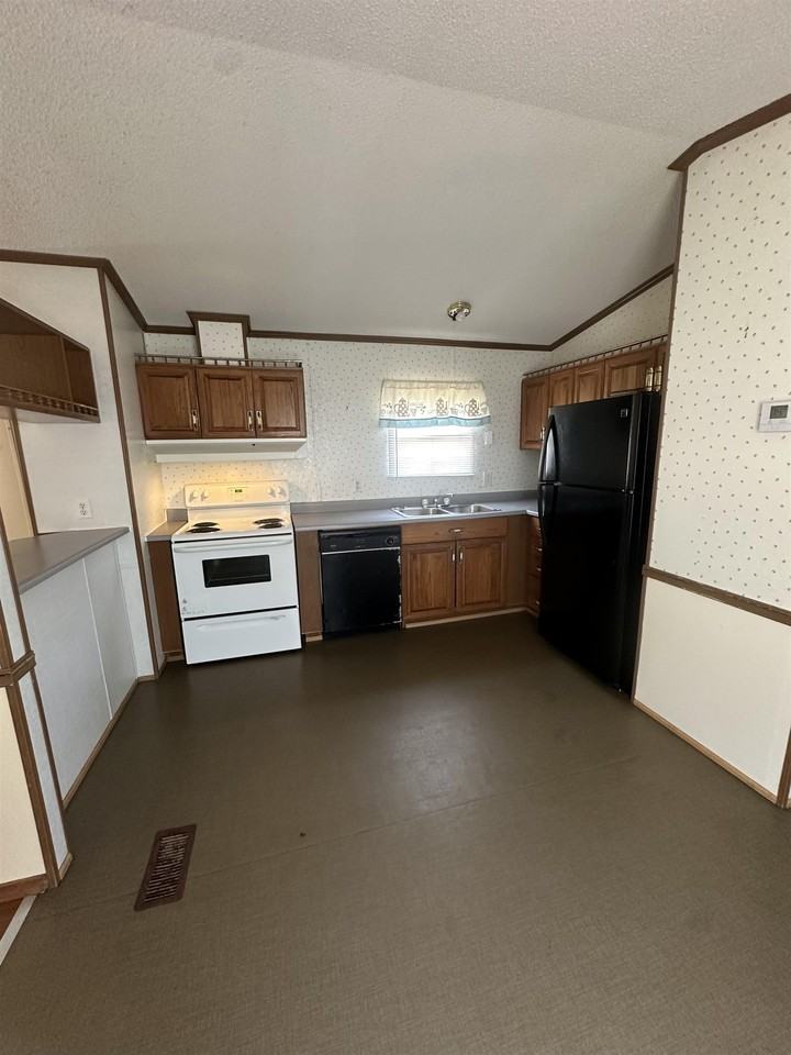 142B Roy St - Photo 4 of 16