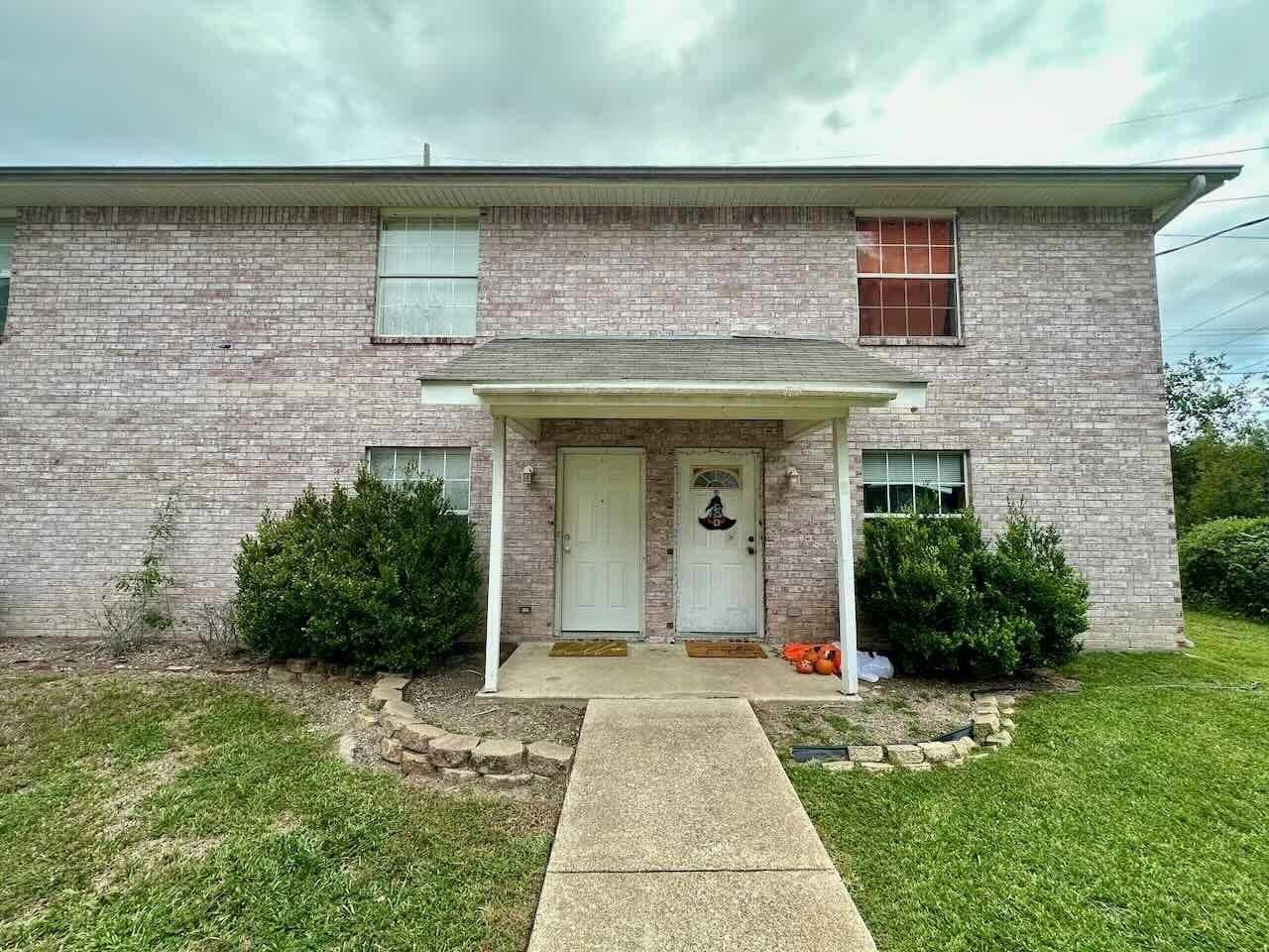 527 N Village Creek Pkwy - Photo 2 of 17