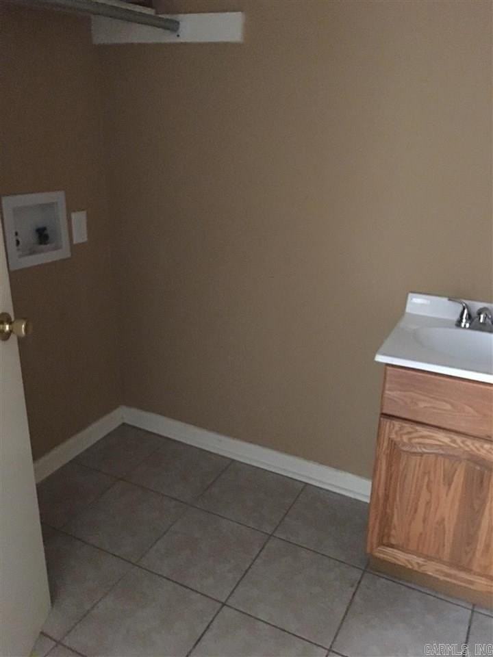 6111 Queensboro Dr - Photo 4 of 8