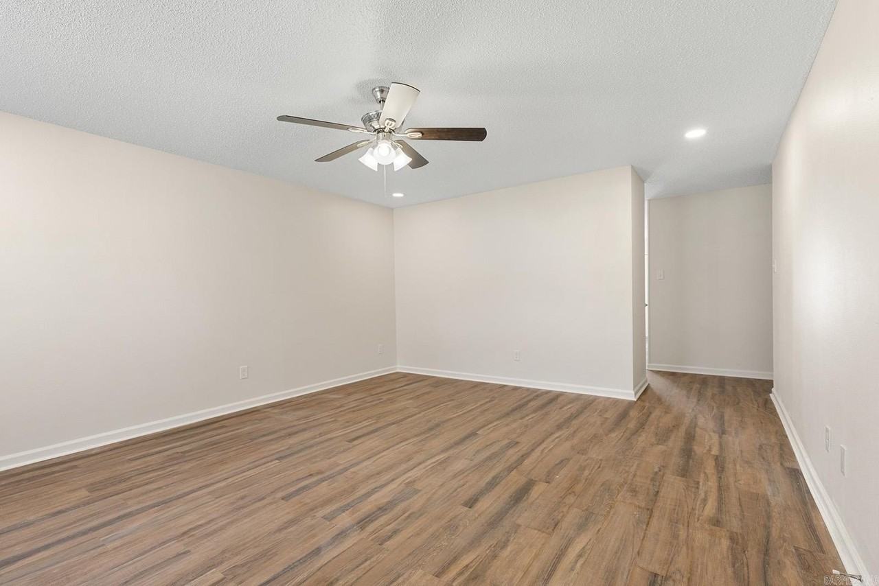 304 Se 2nd St - Photo 4 of 27