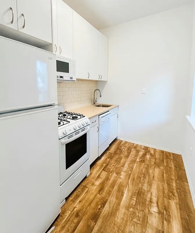 951 Amsterdam Ave #2B - Photo 3 of 4