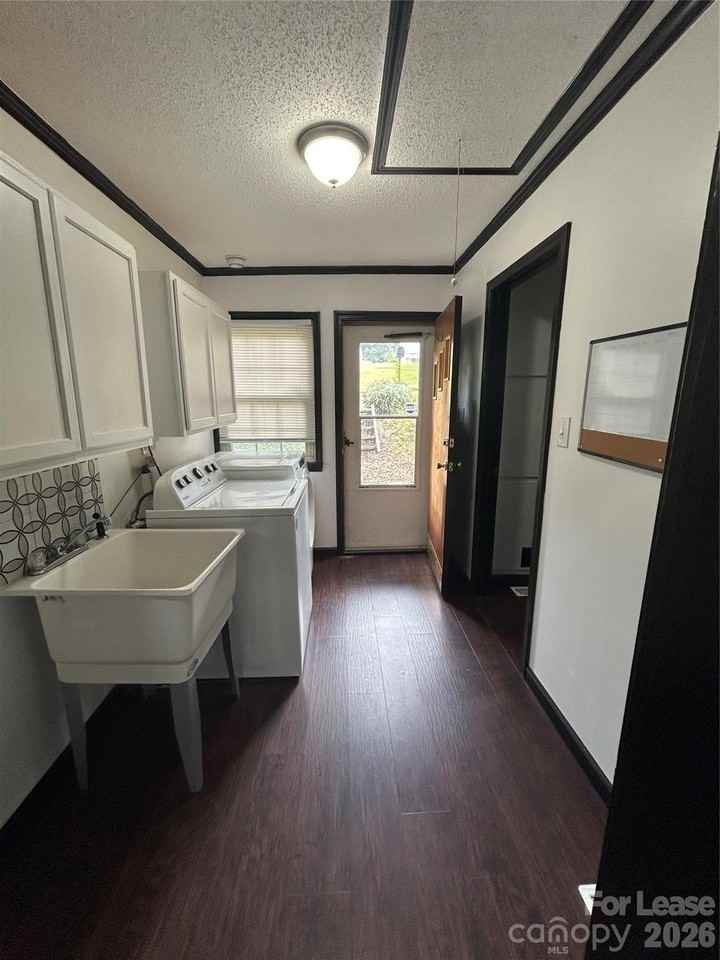 324 Belmont Cir - Photo 4 of 9
