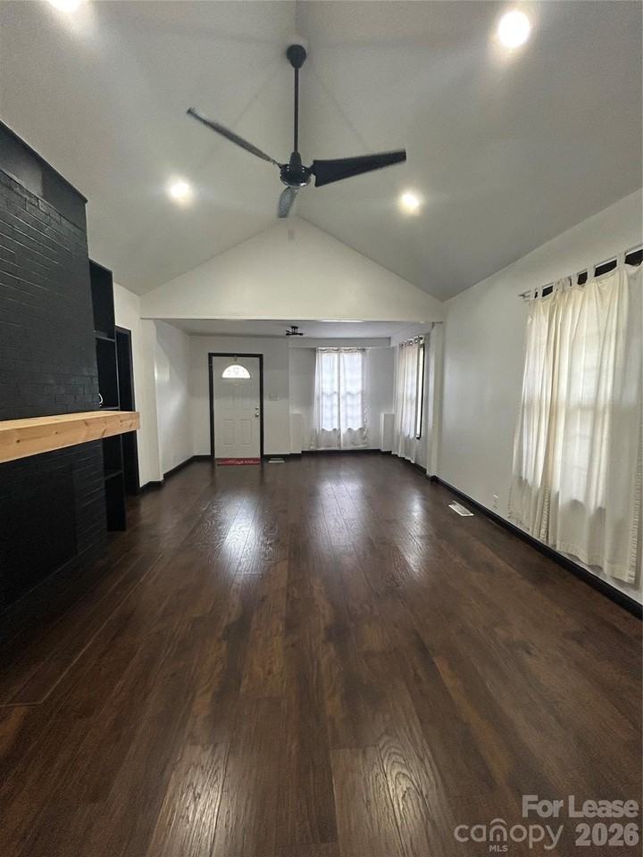324 Belmont Cir - Photo 5 of 9